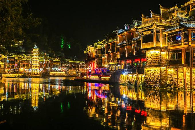 du-lich-trung-quoc-phuong-hoang-co-tran-ve-dem_02.jpg