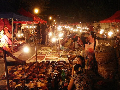 Du lịch Lào - Đến thăm các khu chợ nổi tiếng ở cố đô Luang Prabang