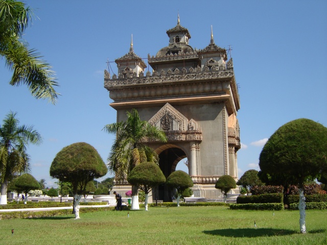 Du lịch Lào - tham quan ở Patuxay - Viêng Chăn