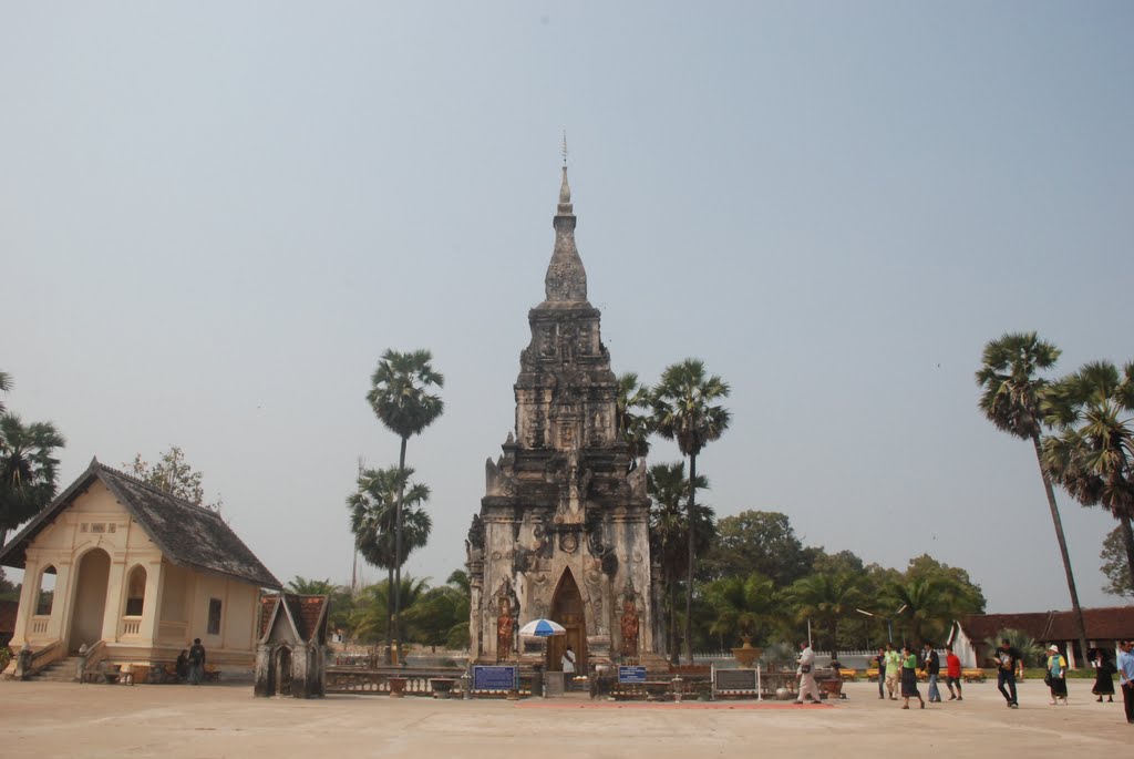 du-lich-lao-That-Ing-Hang-Stupa-savannakhet