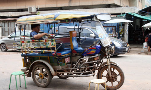 tuk-tuk-di-lai-chinh-khi-du-lich-lao